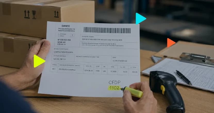 Mãos segurando um documento DANFE impresso e usando um marcador texto amarelo para destacar a informação "CFOP 1102". Ao fundo, caixas de papelão e um leitor de código de barras sobre a mesa. Ícones coloridos de 'play' sobrepostos à imagem.