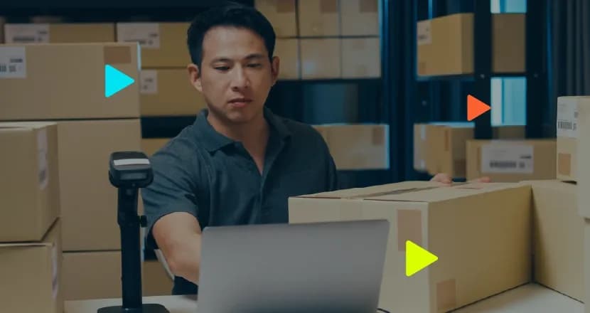 Homem organizando caixas em centro de distribuição