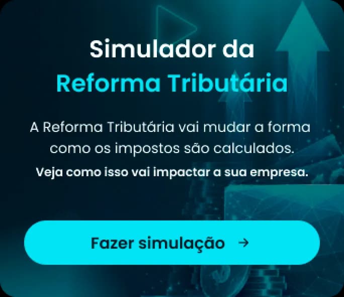 Homem sorridente vestindo avental azul digitando em um notebook no balcão de uma loja de roupas. Ao fundo, araras com peças de vestuário, uma planta e uma bolsa pendurada na parede. Ícones coloridos de 'play' aparecem sobrepostos à imagem.
