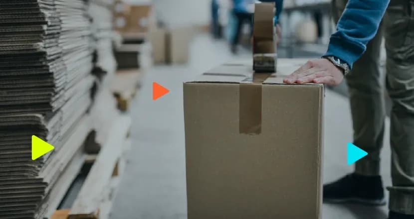 Homem empacotando caixas para envio