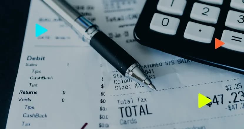 Close em um cupom fiscal impresso com uma caneta repousando sobre ele. No canto superior direito, parte de uma calculadora preta com teclas brancas é visível. Ícones coloridos de 'play' aparecem sobrepostos à imagem.