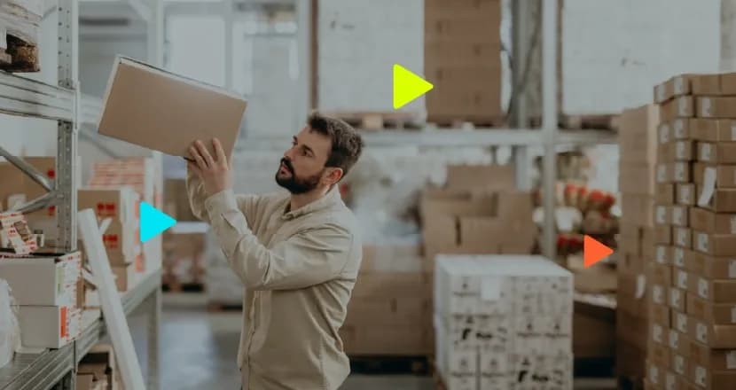 Homem organizando caixas em um armazém