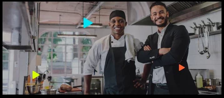 Chefs sorrindo em cozinha moderna