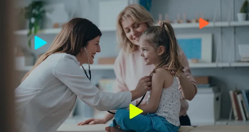 Médica examinando respiração de uma criança, acompanhada de sua mãe