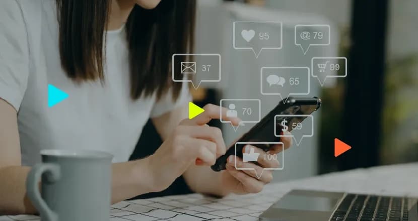 Mulher interagindo com celular e ícones flutuantes de notificações de redes sociais.