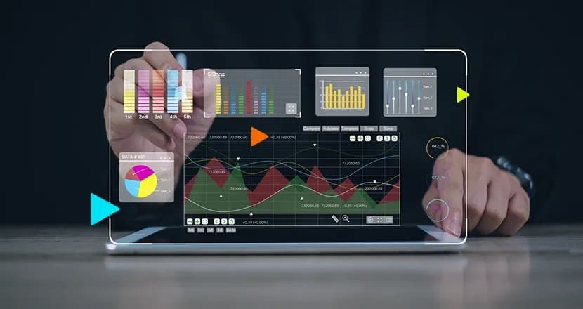Empreendedor verificando como funciona o sistema erp