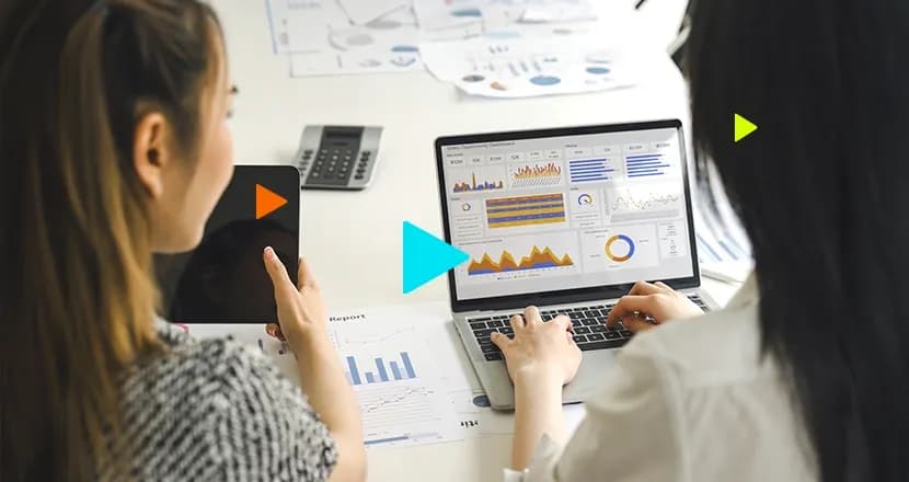 Empreendedoras verificando no notebook e no tablet como gerenciar os impostos no sistema erp