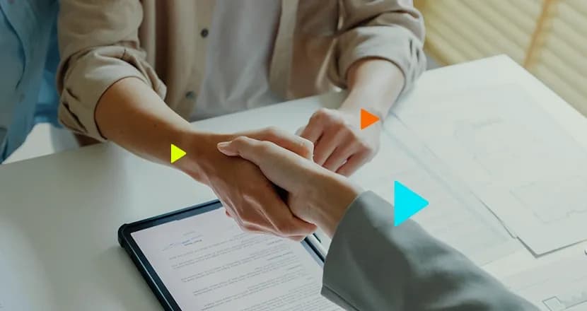 Empreendedores dando a mão após reativar o MEI