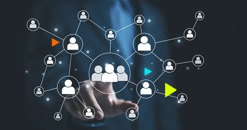 Pessoa interagindo com uma interface digital em ícones conectados, simbolizando a segmentação e gestão de contatos em uma plataforma CRM
