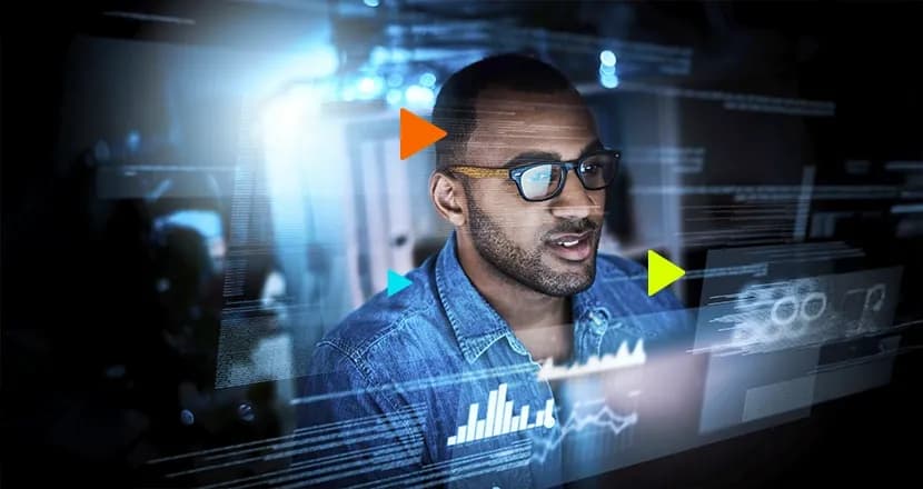 Empreendedor com ilustrações na tela para representar o sistema erp e analisado se contratar erp vale a pena