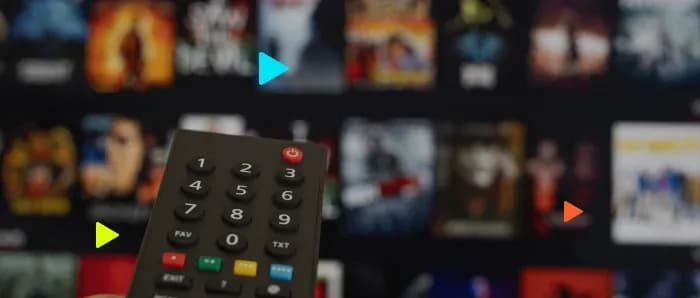 Controle remoto em frente a tela de streaming