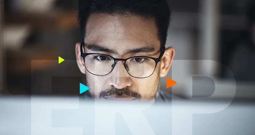 Empreendedor no notebook se informando sobre a diferença entre erp na nuvem e erp local