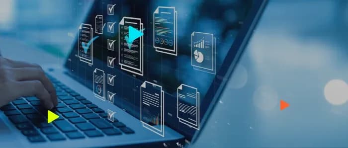Mão digita em notebook com gráficos e ícones virtuais de documentos e caixas de seleção na tela.