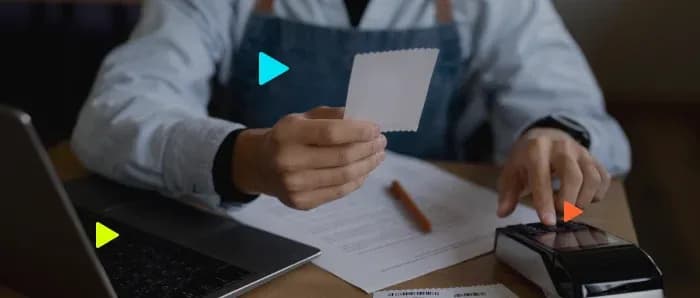 Empreendedor segurando recibo e usando maquininha de cartão, ilustrando a emissão de nota fiscal MEI.