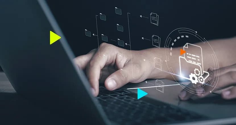 Mão do empreendedor utilizando o notebook para verificar como funciona o sistema erp com integração automatica