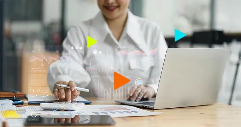 Empreendedora em sua mesa de trabalho verificando no notebook como funciona o sistema erp contábil