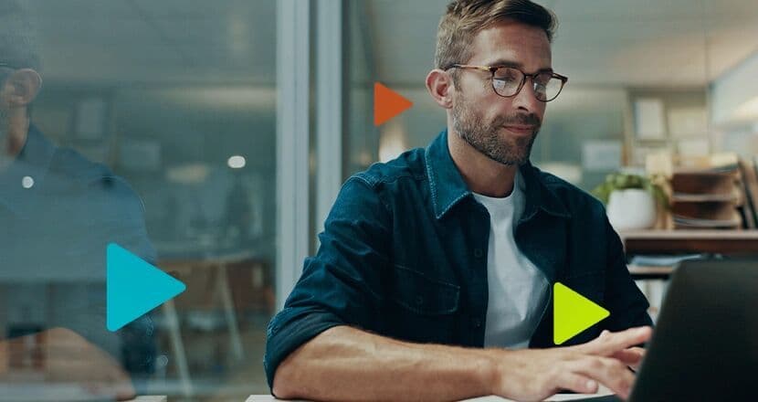 Homem trabalhando em computador em ambiente moderno