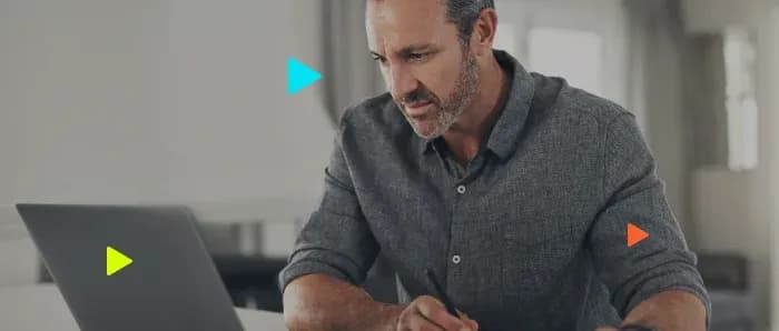 Homem trabalhando em laptop com notas