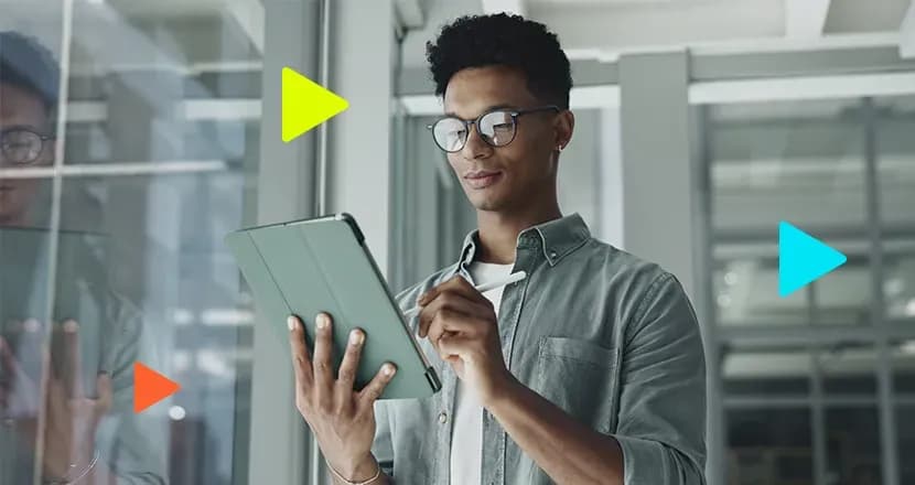 Homem usando tablet em ambiente moderno de escritórios