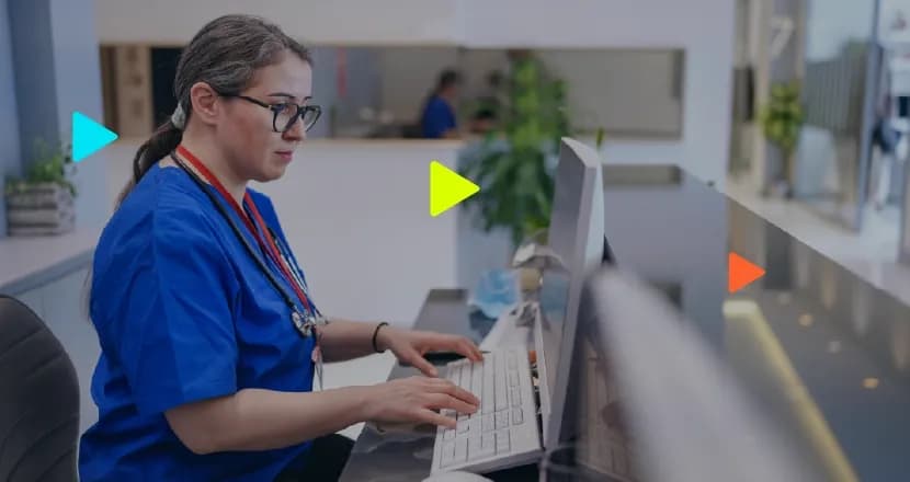 Profissional de saúde trabalhando em computador