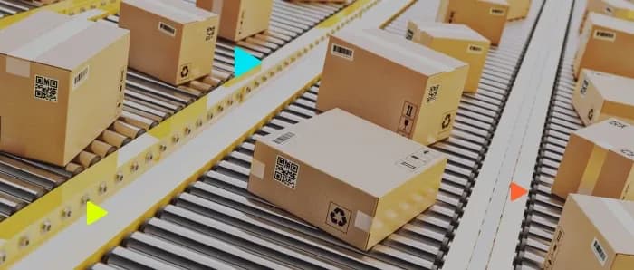 Caixas de papelão em esteiras transportadoras, ilustrando processos de inteligência logística.