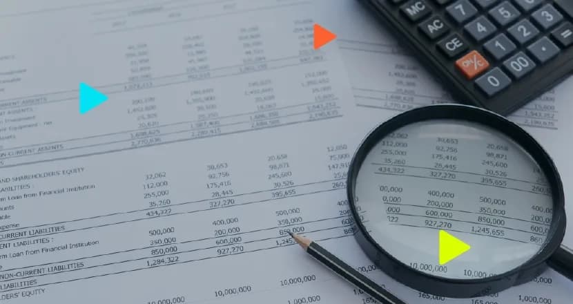 Documentos financeiros com calculadora e lupa