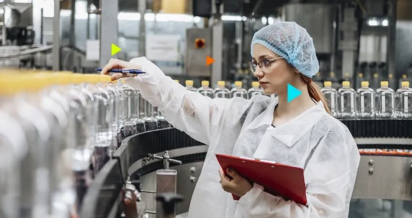 profissional analisando a linha de produção industrial