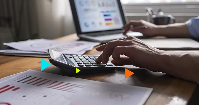 empreendedor usando a calculadora para saber o lucro presumido na reforma tributária