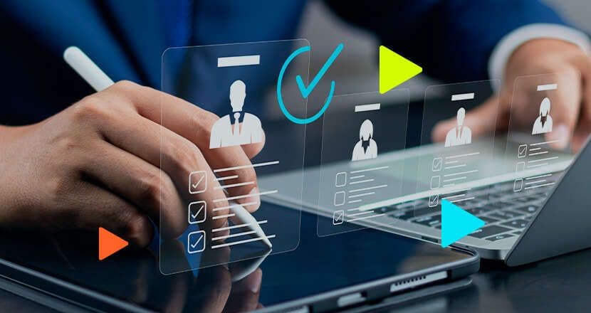 Mão usando tablet e laptop com ícones de verificação.