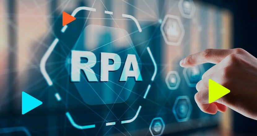 Mão interagindo com interface de RPA