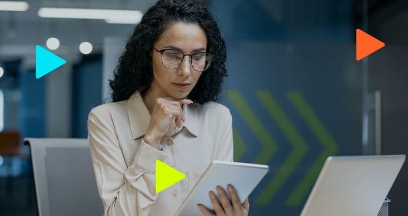 Mulher analisando dados em um tablet moderno