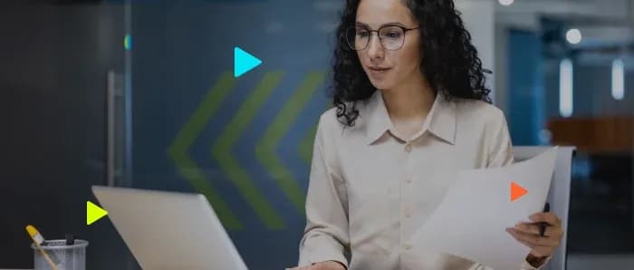 Mulher analisando documentos em escritório moderno.
