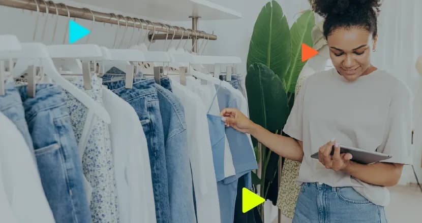 Mulher escolhendo roupas em loja de moda