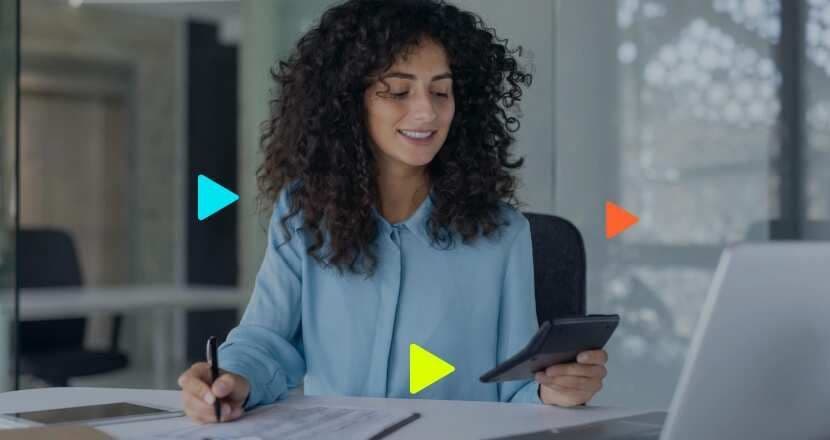 Mulher sorrindo enquanto usa tablet no escritório