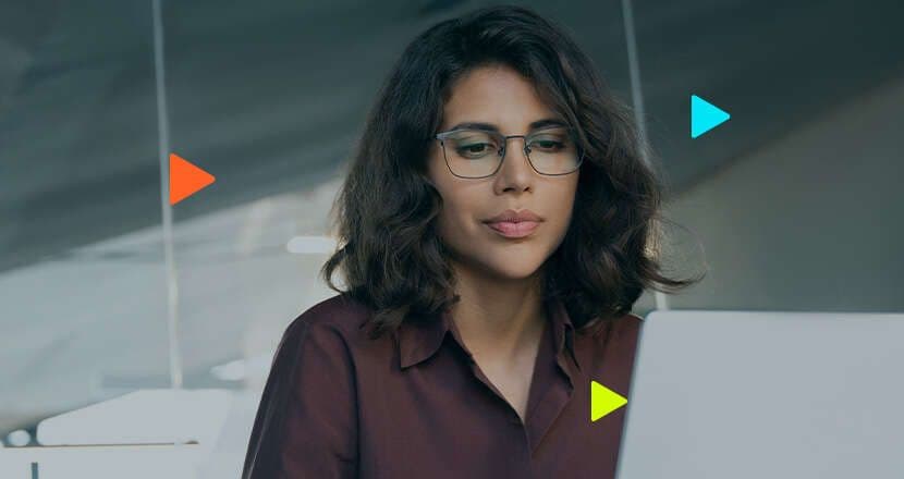Mulher com óculos trabalhando em um laptop