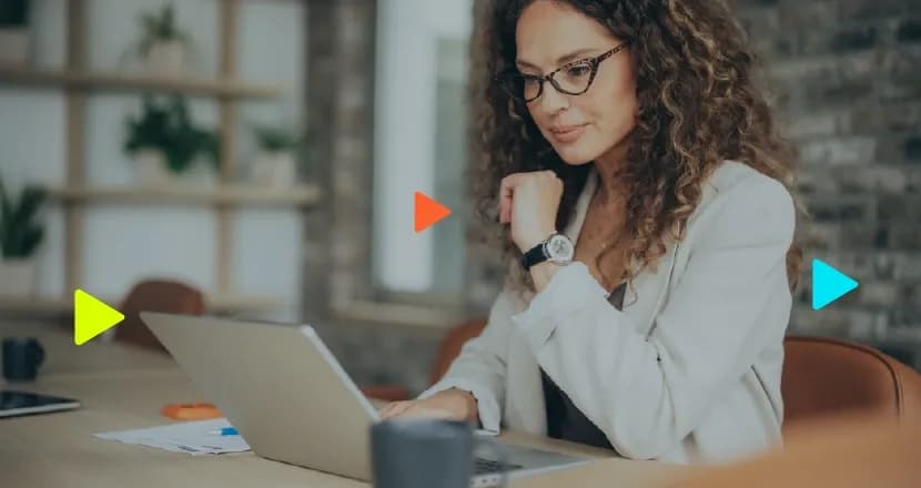 Mulher trabalhando em laptop em ambiente moderno