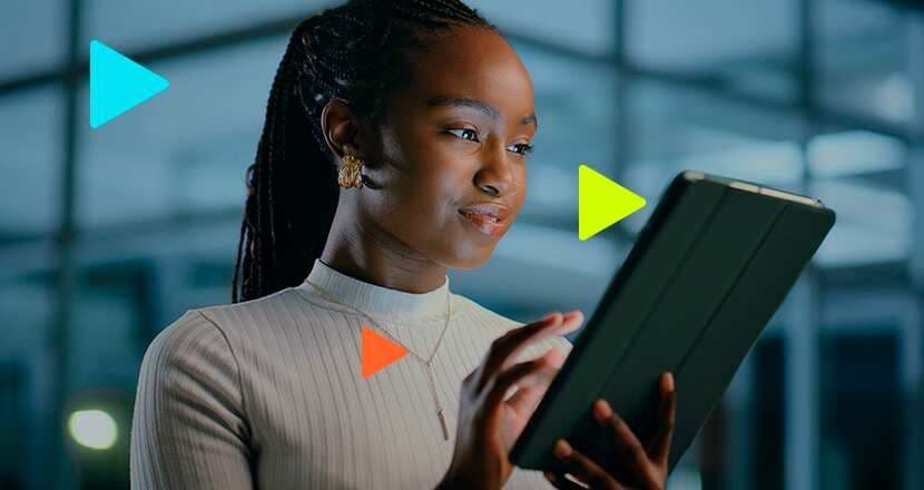 Mulher usando tablet em ambiente moderno e iluminado