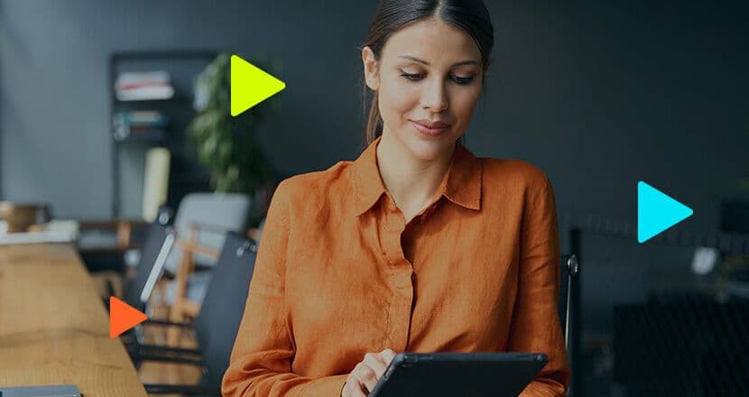 Mulher usando tablet em ambiente moderno de trabalho