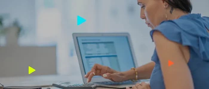 Mulher trabalhando em laptop em ambiente de escritório