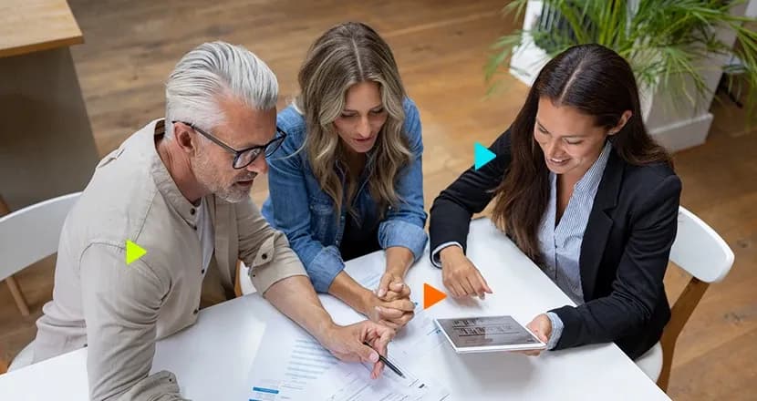 marketing contábil: contadores e profissional de marketing em mesa