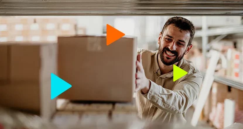 o que é pronta-entrega: homem alegre pegando caixa