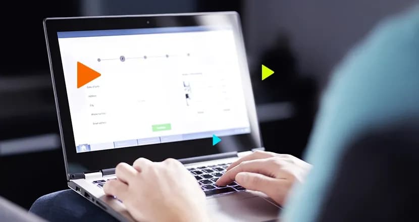 Empreendedor utilizando o computador para ver o que é qualificação cadastral e social