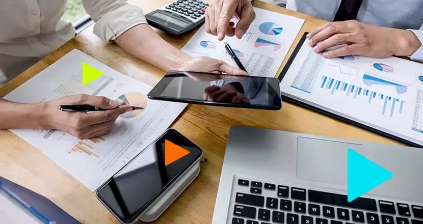 duas pessoas calculando despesas administrativas