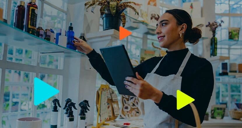 Mulher organizando produtos em loja de cosméticos