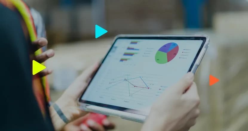 Pessoa analisando gráficos em tablet com dados de vendas
