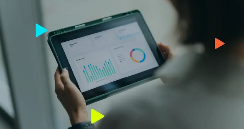Pessoa analisando gráficos em um tablet moderno