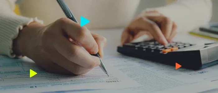 Pessoa preenchendo formulários com calculadora ao lado