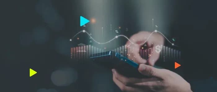 Pessoa usando smartphone com gráficos financeiros