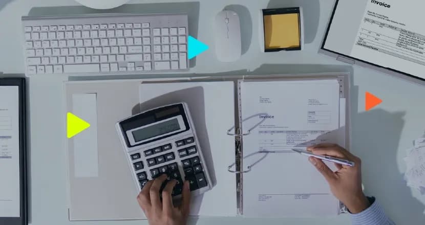 Pessoa usando calculadora e organizando faturas