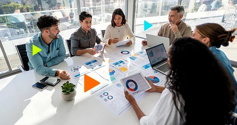PMBOK: PESSOAS REUNIDAS AO REDOR DE MASA COM PROJETO E GRAFICOS
